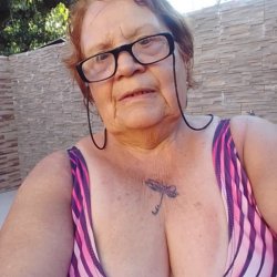 Negão marcando pra meter com vovô casada, piru vai entrar com raiva 🤬 👵🏻😈😈