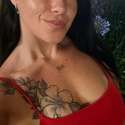 This gym girl feeling so naughty and horny this evening