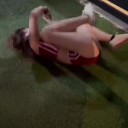 สาวทำหน้าที่ชงดื่ม
