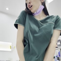Whoever behaves best during the dental check-up will win a juicy prize