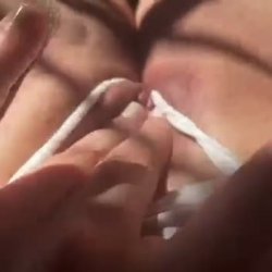 Latina con su coño humedo y gordo masturbandose a plena luz