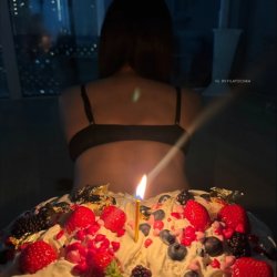El unico regalo de cumpleaños que queremos todos los pibes 🎂🍑😋