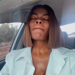 Cantora Angolana Poca Py mostrando a ponta dos peitos🔥