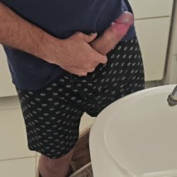 Vídeos que fiz hoje do meu pau duro... Comenta se gostou ou sugestões