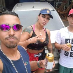 Dois crias empurrando a janta da do job