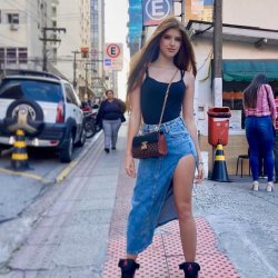 Modelo Julinha 22 aninhos tá pronta para ser humilhada aqui