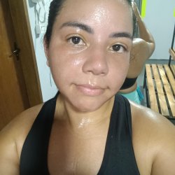 Dentro sim ou não? Parece que eu consigo sentir o cheiro dessa buceta suada