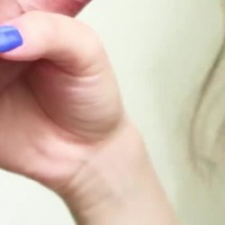 Cadela_morena_fazendo_um_boquete_desagradável_em_uma_ereção_longa_e_rígida