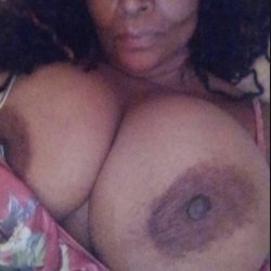Essa coroa gostosa putona o negão macetou na samba do Natal bucetão carnudo 🍆😈😈
