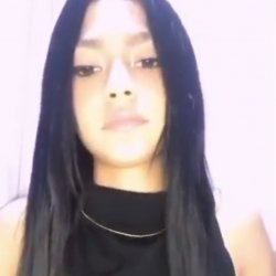 Novinha putinha tirou a roupa na frente da câmera pra se mostrar e foi vazada mostrando os peitos