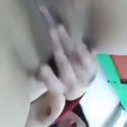Morrita grabandose dedeandose en el trabajo