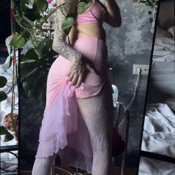 Tattooed woman pulls skirt to expose wet pussy 🖤