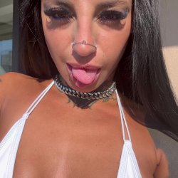 I want somebody to cum on my tongue