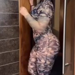 White girl jiggling booty