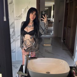 I want my pussy eaten with my legs spread wide open