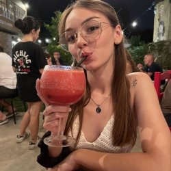 Magrinha gostosa demais vazada pelo amigo
