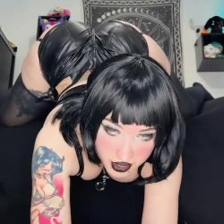 Thicc goth pawg shakes her thicc ass for you