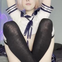 Legs spread wide, hands up, ready for you 💗