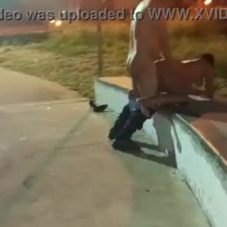 Corno Cuckold filmando sua esposa puta dando na praça em público.