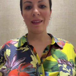 Coroa gostosa casada dos peitos bicudos  mandando vídeo pra amigo do trabalho no banheiro