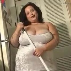 naughty mother(mãe safada) fazendo taxinha e provocando o próprio filho