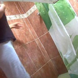 Empleada domestica chapina se desnuda para tomar un baño