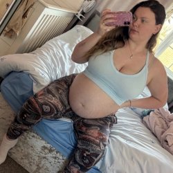 Just a lil peek at my pregnant body Honey