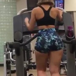 Hot Woman Moving Her Jiggly Ass On Treadmill- Candid
