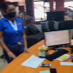 Patrona del local se saca su tanga enfrente de sus empleadas y lo graban