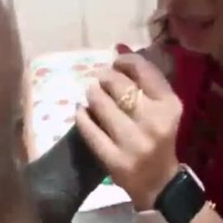 Casadas fazendo um boquete e falando com o corno no telefone