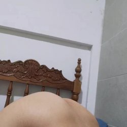 Branquinha sentando no desodorante