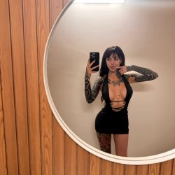 My juicy body in this mirror give you the hardest boner ever right