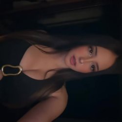 Una putita provocadora  con ricas tetas, que opinan