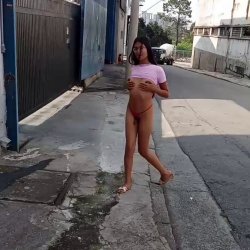 Travesti gostosa mostrando seu cu arrombado...