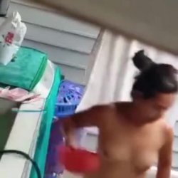 Espiando ala vecina cuando se baña🤤😈