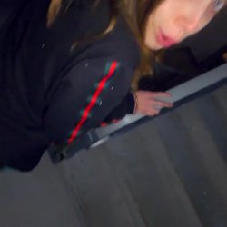 Novinha de 18 anos chamou o vizinho pra foder, mas tinha gente em casa, acabaram indo para a escada