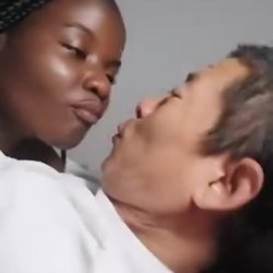 Angolana aos beijos como o namorado chinês 🇦🇴💦😘