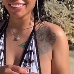 Mi madre en la playa 👙