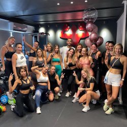 Professor de Pilates passando o ferro nas alunas
