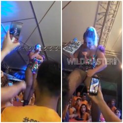 Artist shows pussy during concert 🎤