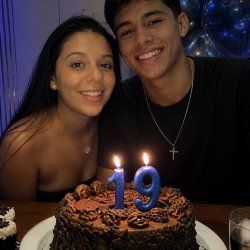 coroa mamando o sortudo no aniversário de 19 anos até tirar leitinho