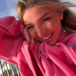 gorgeous teen outdoor fingering pissing