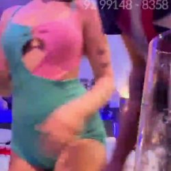 Raissa e suas amigas da putaria só rabuda que mostra a buceta e o cuzinho