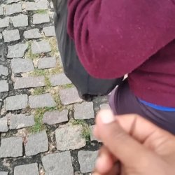 Coroa rabuda de saia de babado deixando eu limpar sua bunda, chega balança o rabao