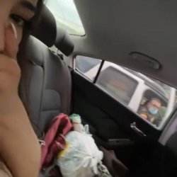 Buenísima putita colombiana se masturba en el auto y es pilladas por la policia