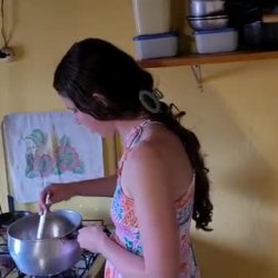 Esse vídeo e só para os punheteiros hardcore que bate punheta para mulheres limpando a casa