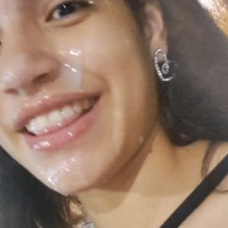 Saiu pra rua com a cara gozada novinha