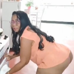 Tia coroa madura safada mostrando o rabão guloso