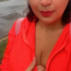 Madre enseña las tetas en la calle 👀