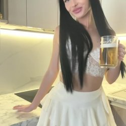 🔞 Young perky tits big round ass sexy horny kitchen tease 🫦💦🍑😈 OF now!